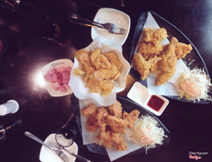 Nhìn menu ban đầu tưởng đắt, nhưng thực ra là khối lượng đồ ăn khá nhiều. Đồ ăn thiên ngọt, ăn nhiều sẽ hơi ngấy. Không gian quán không đẹp nhưng cũng không đến nỗi xấu. Nhân viên phục vụ không niềm nở nhưng đúng trách nhiệm.