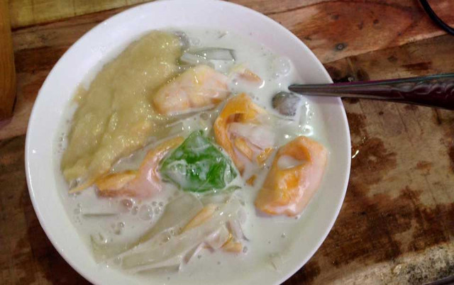 Vân Anh - Bánh Giò Nóng, Trứng Vịt Lộn & Chè Các Loại