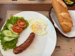 Bánh mì xúc xích ốp la