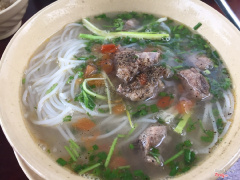 Bún sườn nấu sấu