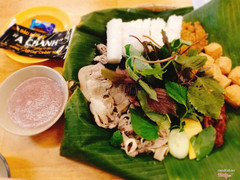 Lần đầu ghé A chảnh -130 thành thái.A Chảnh nhưng không Chảnh chút nào ,nhân viên phục vụ dễ thương và ân cần .Đồ ăn thì nóng hổi nhất là đậu và thịt .Chả cốm thơm lừng mùi cốm .Đã từng ăn chả cốm ở nhiều quán bún đậu ,nhưng đây là quán làm mình hài lòng nhất .Từ không gian ,món ăn ,phục vụ .Sẽ ủng hộ Chảnh dài lâu 