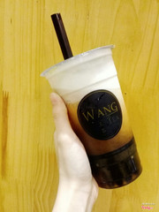 Wang tea😁 mình uống trà đào kem mặn. Mh uống sz L, thực sự cảm thấy ko có gì đặc sắc lắm! Vị trà chưa bật lên đc rõ vị, cảm giác như uống trà đào gói pha sẵn ý😐 về kem mặn, mình khá thích vì nó ngâỵ ngậy béo béo.. mỗi tội uống hết cốc sz L xong thì ngấy quá ko lm đc gì nữa😅 Túm lại là Wang tea là dòng trà sữa rẻ (mh rất thích cái cốc ^^) nhưng để lần sau lại mua tiếp thì phải suy nghĩ lại đã... 