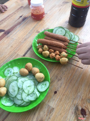 Xúc xích chiên, cá viên chiên, trứng cút chiên