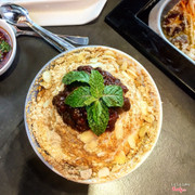 Bingsu ăn tráng miệng đc tặng miễn phí nè, to ú ụ. Đậu đỏ hơi ngọt nhưng ăn với kem thì vừa, bên ngoài rắc đậu phộng xay nhuyễn với hạnh nhân, 7.5/10d