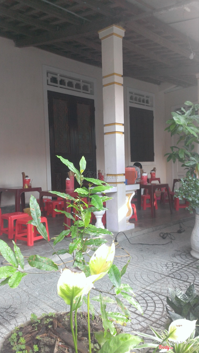 không gian mát mẻ có quạt và cây xanh.
