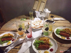 Ở đây có rất nhiều món , nhưng mình thích ăn xúc xích jason . Vì vị rất lạ quyện lại thành một món tuyệt vời , khi ăn xong vẫn còn mùi thơm của món ăn đọng trên môi . Ở đây cũng có rất nhiều món ngon không kém ạ ❤️❤️