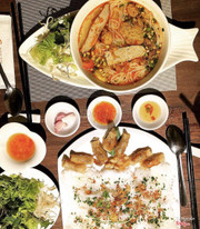 Bún chả cá với bánh hỏi ram tôm vừa