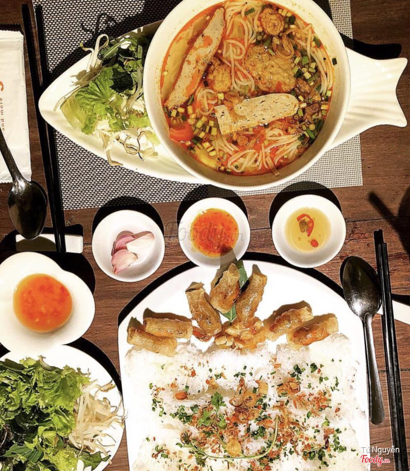 Bún chả cá với bánh hỏi ram tôm vừa