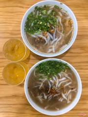 trà đá nv tự mang ra cho