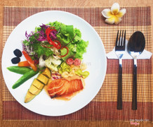 Salad cá hồi sốt chanh leo