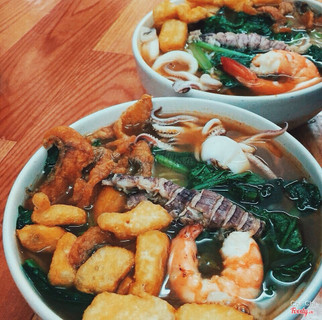 Nằm gọn trong tay BÚN THÁI HẢI SẢN đông khách ở Hà Nội
