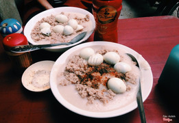 Ăn cháo cũng không quên mang chai dr.Thanh đi uống giải khát :3