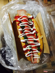 Hotdog ở đây mình cảm thấy ngon hơn các chỗ mình từng ăn rất nhiều. Bánh mì rất mềm và các loại sốt có vẻ như là cho rất đầy đủ. Ở trên menu cũng đa dạng nhiều loại bánh nữa. Ngoài ra còn có mì và nước. Ảnh là hotdog hun khói. Không gian quán hơi nhỏ nên mọi người thường mua về. Quán cũng hơi khuất nữa mình đi bộ thì tìm dễ nhưng đi xe máy chắc phải để ý. Mình có thấy mọi ng để xe ngay trc cửa hàng luôn. Nhân viên ở đây chỉ có 1 người nhưng rất dễ thương và thân thiện. Làm cũng nhanh nữa. Giá đổ tầm từ 20-35k là mình thấy hợp lí