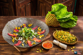 Củi restaurant - Bánh xèo tinh than tre cá hồi muối đổ trên bếp củi