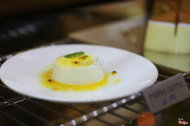 Mới chỉ thử được mốt loại bánh pannacotta. Khá ngon vì mình thích béo, sốt chanh dây làm bớt ngán cũng là điểm cộng.