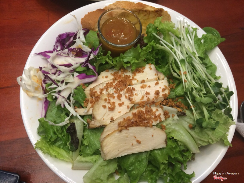 Salad gà sốt me sả