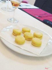 Passion fruit macaroon