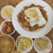 cơm rang kim chi kèm panchan đa dạng 