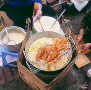 Hàng bánh chuối cạnh quán kem