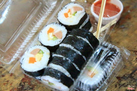 sushi xúc xích 17k