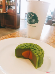 Bánh Trà Xanh Hương Thu uống kèm trà Olong sữa