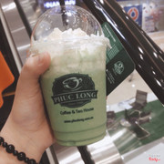 Greentea iceblended - Phúc Long ở Aeon mall Bình Tân làm có vẻ ngon hơn PL ở quận 1. Mình lần đầu đi PL cũng kh có ấn tượng gì mấy vì cà phê ở đấy kh ngon cho lắm. Lần thứ 2 cũng uống greetea như này mà lại là cái vị rất nhạt nên lâu rồi cũng kh đi PL lại. Lần này đi mình quyết định uống lại thì chỗ này làm ngon hơn, dù sao mình nghĩ là do người pha chế chứ không phải do nguyên liệu. Mình khó tính thế thôi nhưng ở PL mình cũng rất thích bánh ở đó nhaaa ~ không có dịp chụp lại rồi. Hẹn PL lần sau. 