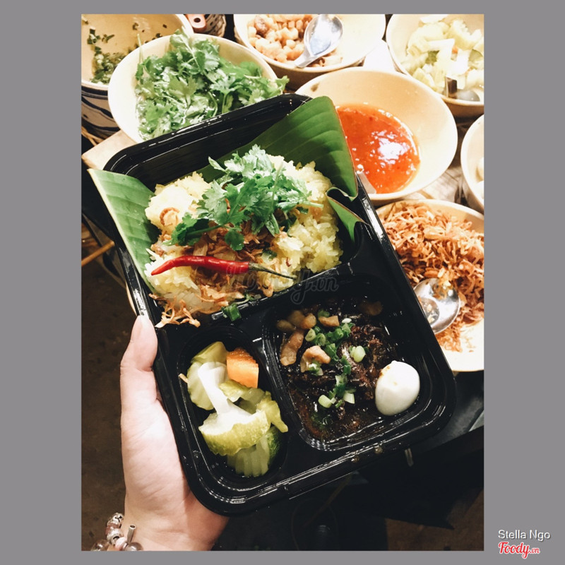 nguyên hộp xôi mặn đầy đủ nhìn chảy nước miếng luôn!