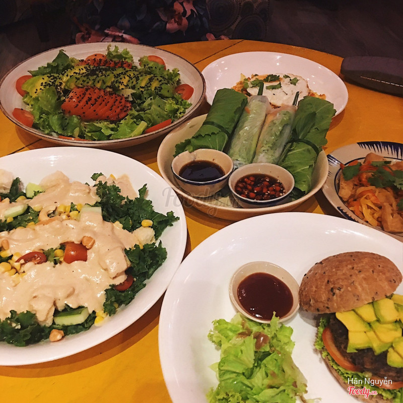 Salad bơ, cơm chiên cà ry, gỏi cuốn/diếp cuốn chay, tàu hủ chiên xào trứng muối, salad cải xoăn sốt wasabi và hột điều, burger nấm chay