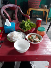 Chưa 1 quán bún chả nào khiến bo ăn lại lần 3 như quán này. Mắmm pha ngon, thịt ngâm mắm ngấm vô cùng, cô và chú cực nhiể tình, dắt xe dùm mình. Nói chung  là siêu phẩm !!