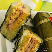 Bánh chưng được gói từ gạo nếp Tú Lệ, loại gạo đặc sản của tỉnh Yên Bái vợi độ dẻo và thơm. Sự kết hợp của gạo và thịt lợn hương được nuôi tại trang trại của NÔNG TRANG tạo nên hương vị tuyệt vời