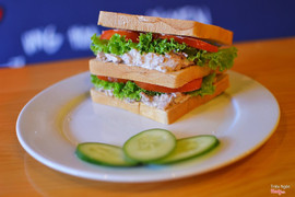 Medium Tuna Sandwich- Bánh kẹp Cá ngừ ba tầng