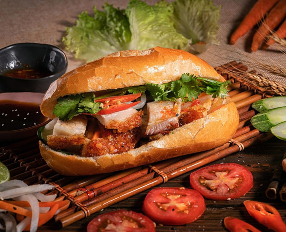 Đỉnh Kí - Bánh Mì & Bánh Hỏi Heo Quay