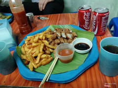 Nem khá ngon do có nước chấm cay ngon đưa đẩy 😁😁😁 khoai bình thường như bao hàng . Giá cao do đã gọi nem thì fải gọi 20c 1 lúc 😂 đi 2 ng toàn bỏ thừa , nên đi đông hẵng vào . Đấy là chưa kể hoa quả , mới vào chủ quán cứ hỏi có ăn củ đậu xoài xủng k , lần đầu mình ngại nên cũng ok , lsau biết hem bh gọi ))) Cứ nem + khoai + coca  160-180k r , dnay k ăn kb còn tăng giá nữa k 😂