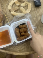 Vâng. Đây là chiều dài của 1 cái nem. Bằng 1/2 chiều dài ngón tay nữ :)) Giá 60k/10 cái này