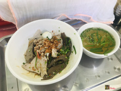 Tui hay ăn hủ tíu khô, toping ăn ngập mặt, có thịt lát, gan, tim, phèo, thịt băm, tôm, trứng cút, tỏi phi và nước sốt trộn khô thần thánh chẹp chẹp