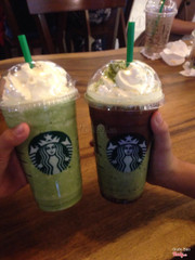 Starbucks ở đây với món matcha bột trà xanh rất thơm, giá big size ly phải là 220B, ly phải là 190B đắt hơn VN vài nghìn