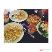 spaghetti creamy chicken, spaghetti creamy marinara, pizza hawaiian, salad cam dứa với trà sữa thái ^^