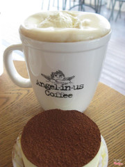 Latte - gồm expresso và lớp sữa nóng 55.ooo đồng và Tiramisu ~5o.ooo đồng
 