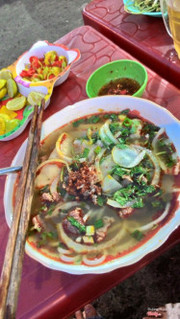 bún bò tái chả 35k