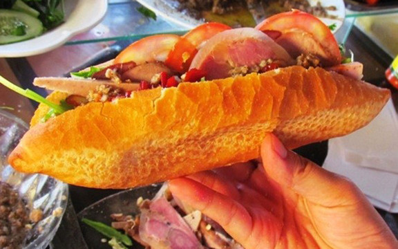 Bánh Mì Nem Nướng