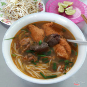 Bún bò chả cua