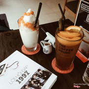 THE COFFEE HOUSE có món mới là Mangococonut - Xoài dừa đá xay 💕                                                           Vì mới nên còn áp dụng tặng voucher nếu bạn check in nhé, voucher được tặng là voucher MUA 1 XOÀI DỪA ĐÁ XAY TẶNG 1 ĐỒ UỐNG BẤT KỲ CÙNG HOẶC THẤP GIÁ HƠN (áp dụng cho mọi cơ sở)                 Mình nghĩ các bạn nên thử vì mình thấy khá ngon, hợp với mùa hè nóng bức này nữa 😍 