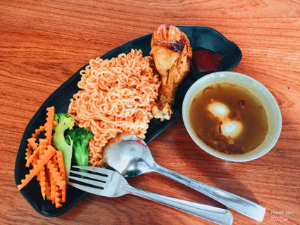 Ngày nào cũng đi ăn,hơi bị ghiền.Mì thơm ngon đặc biệt Sốt mặn mặn ngọt ngọt có thêm tý vị cay cay cực phái, nước súp khá đặc biệt vừa tý ngọt và thêm tý chua cũng ngon,rau rất tươi.=>ngon rất thích👍🏻👍🏻