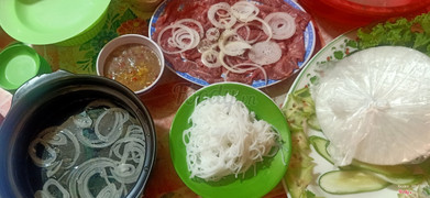 Bò nhúng dấm cuốn bánh tráng