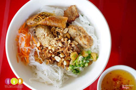  Bún thịt nướng chả giò