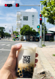 Đèn Xanh, Đèn Đỏ, Đèn Vàng  Về với Yuho, về với buôn làng  Các bạn lưu ý nhẹ nhàng  Tuân thủ giao thông, không Công hỏi hang Hỏi rồi mệt lắm ak nha Chạy xe thì cứ từ tang  Nhìn ngắm Yuho, một tàng hãy đi Mà Khoan.... Ngắm rồi, thấy đẹp, thấy sang Vậy! Ngại gì không bước vào Hang Trong Hang Chuẩn ĐẠO là TRÀ  Từ trà làm nên tất cả Trà đây Trà Sạch, Trà Ngon Vào rồi thấy Thơm, thấy Đẹp, thấy Thèm Vậy! Ngại gì không xách vài ly  Nhâm nhi một ít cho đời HAPPY!!!  #coming_soon_new_size #coming_new_version  -—🌿    🍦    🍉    🍓    🌿—-    ᵀᴴᴱ   ᴮᴱˢᵀ   ᴵˢ   ᶠᴼᴿ   ᵞᴼᵁ ---------------------------------  🌹Yuho Milk Tea : Enjoy your day 📲 Delivery : 027.26.513.131