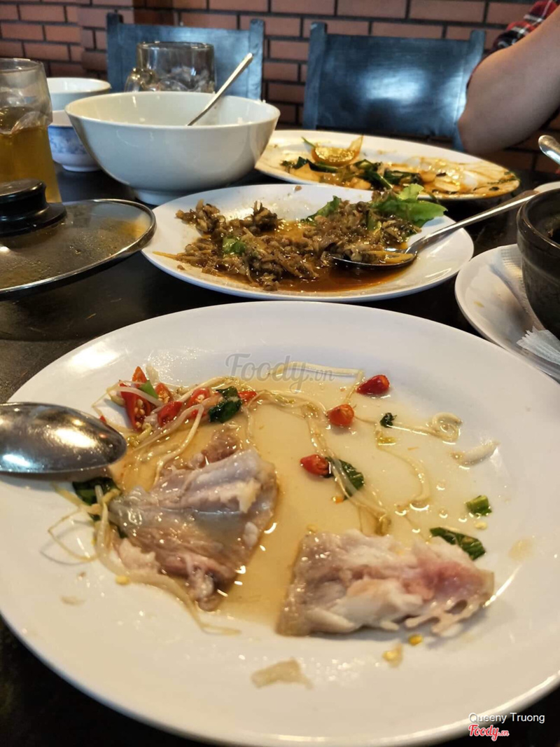 Cá đông lạnh mà nấu gấp nên chưa chín ở trong