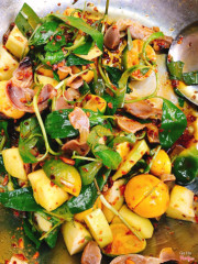 Mề gà cực tươi , kiểu ngọt thịt , ướp vị mặn nhẹ , ko làm mất đi chất ngọt của mề . Cộng thêm phần nước sốt bên quán này cực lạ miẹng . Đa vị sốt luôn . Nên cảm thấy hài lòng , mình thử đây là mề gà sốt sate cay . Còn mấy vị nữa lần sau mình sẽ thử . Còn về phần đóng gói , đẹp . Sạch sẽ . Chịu 8/10 