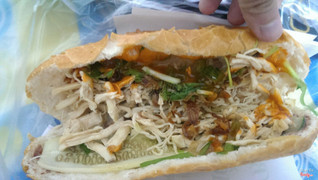 Bánh mì gà. Cũng ít rau quá. 