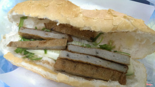 Bánh mì chả cá. Ngon nhưng hơi ít rau.